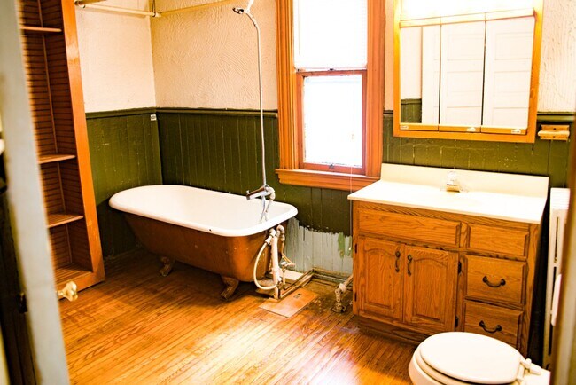 Foto del edificio - 5 Bed 2 Bath Como House Available September 2026