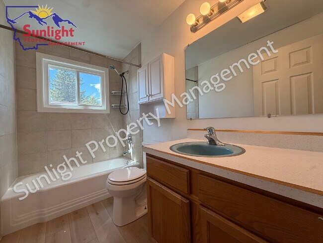 Foto del edificio - 2 Bed 1 Bath one side of a Duplex with Fenced Yard