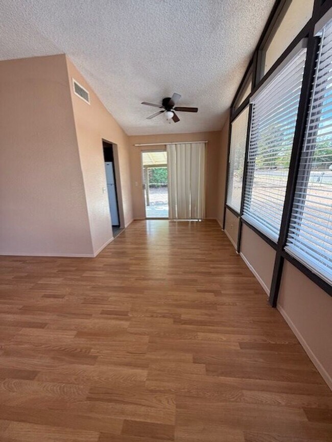 Foto del edificio - 2 Bedroom 1 Bath Contact Property Pros Property Management