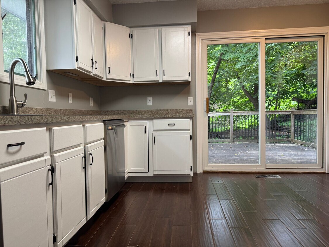 Foto principal - Stunning 3 Bedroom 2 Bathroom Home in Burn...