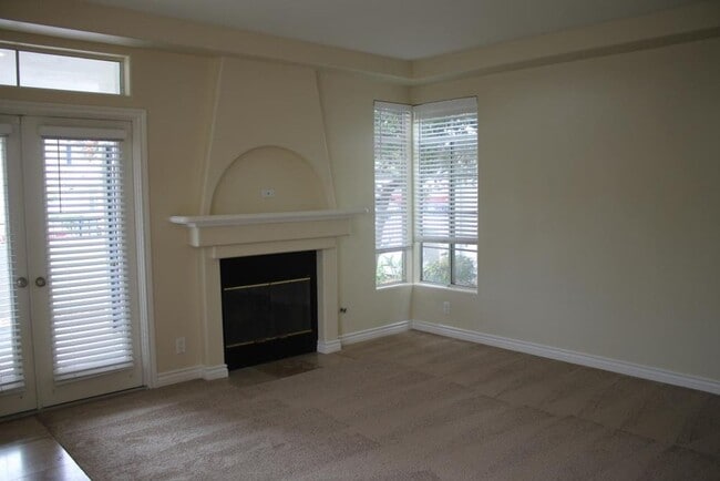 Building Photo - 2Bed/2Bath End Unit in Gated Community~ Ra...