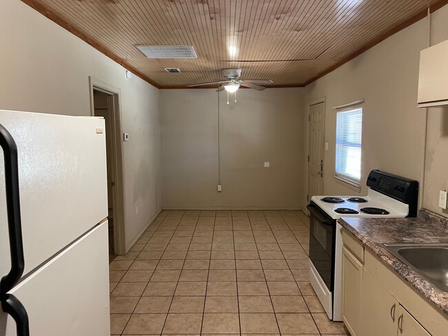 Building Photo - 2826 Pine St