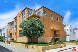Building Photo - 15 63rd Ave