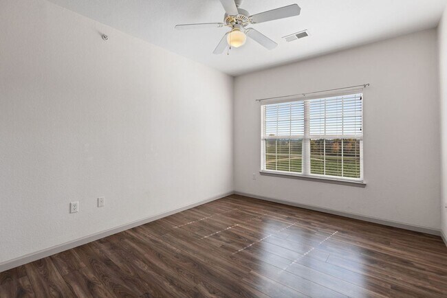 Foto del edificio - Beautiful Main-Level Condo for Rent in Fos...