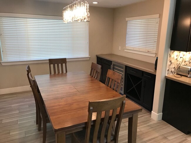 Building Photo - Gorgeous 3 bedroom home available now