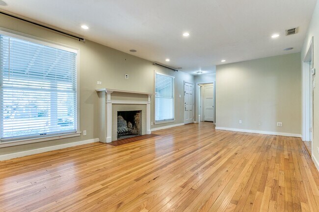 Building Photo - 2-BEDROOM ALAMO HEIGHTS COTTAGE