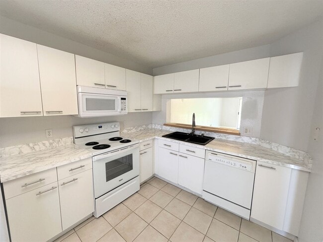 Building Photo - ** VILLAGES AT EMERALD LAKES ** 2 BED / 2 ...