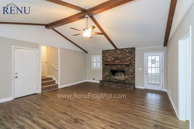 Building Photo - Now Available! 3 bed 2 bath!