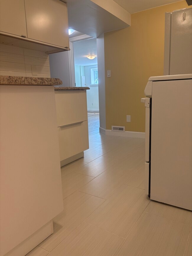 Building Photo - 539 Amess St