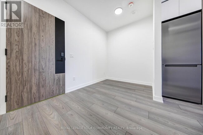 Building Photo - 1007 The Queensway