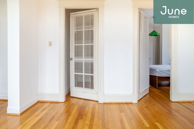 Building Photo - Queen room in 7-bed/4.0-bath Home