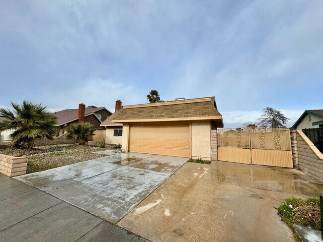 Foto del edificio - Fully Remodeled W/ Pool and 4 Bedrooms! Centrally Located