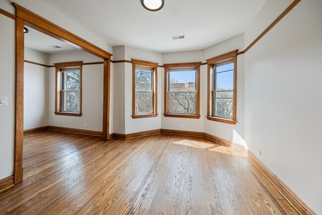 Foto del edificio - Renovated Logan Square 3 Bedroom - Available March 15th!