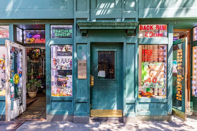 Entrada - 59 W 8th St