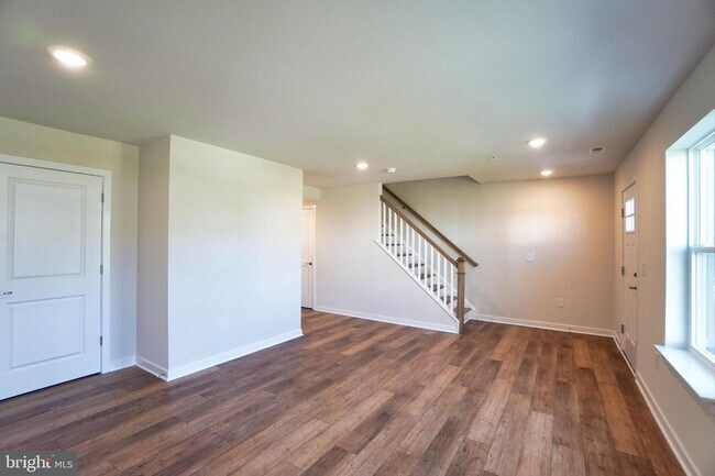 Building Photo - 4823 Lincoln Aly