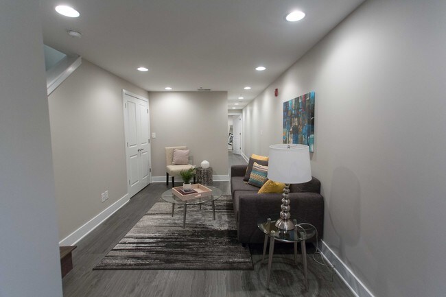 Interior Photo - 2337-2341 W Thompson St