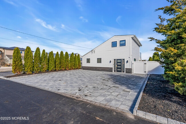 Building Photo - 320 Silver Lagoon Dr