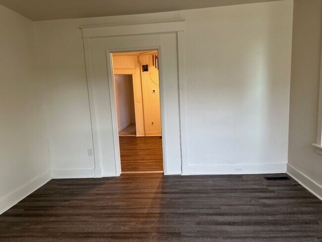 Building Photo - 3 Bedrooms 1 Bathroom Single Family Home W...