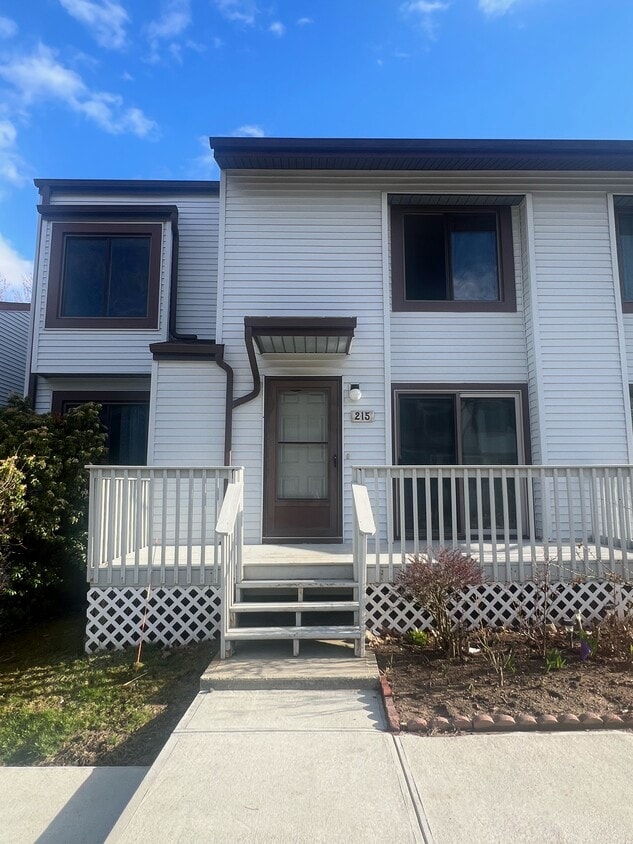 Foto principal - 215 Cottonwood Rd