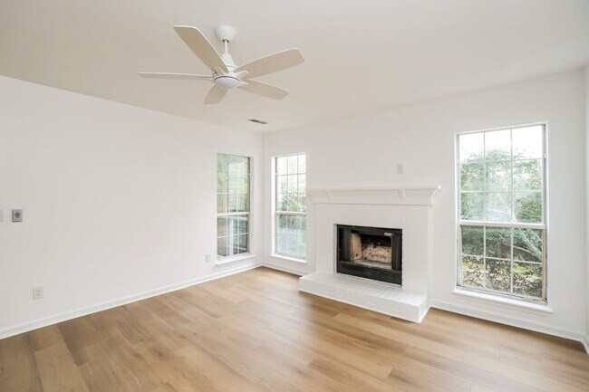 Foto del edificio - Stunning 3-bedroom, 2.5-bathroom home located in desirable Mt. Pleasant, SC