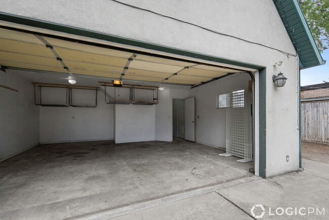 Building Photo - 194 E 4800 S