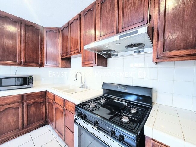 Foto del edificio - 14913 Mansel Ave