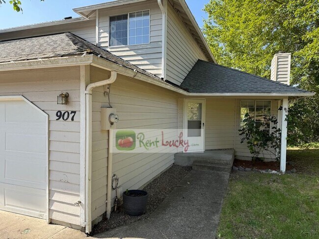 Foto del edificio - Cute Duplex with Attached Garage in Brown'...
