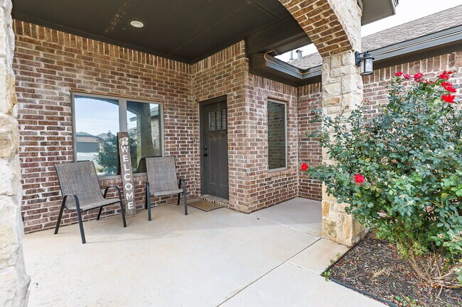 Building Photo - Custom Home in a Cul-de-sac!!