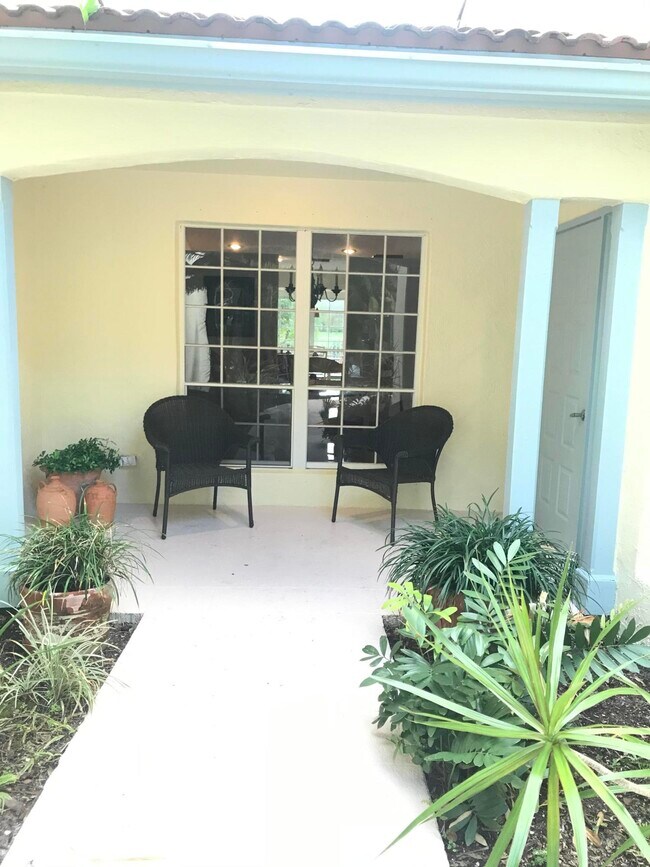 Building Photo - 2300 Las Casitas Dr