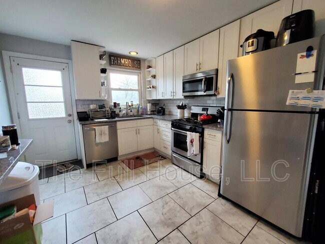 Building Photo - 5165 Stanton Ave