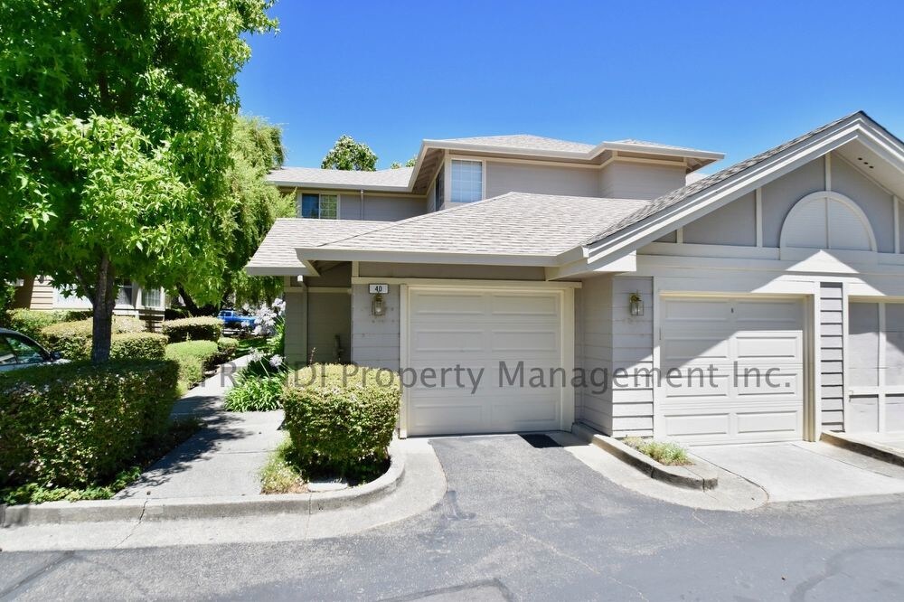 Primary Photo - Sunny 3 Bedroom End-Unit in Partridge Knolls