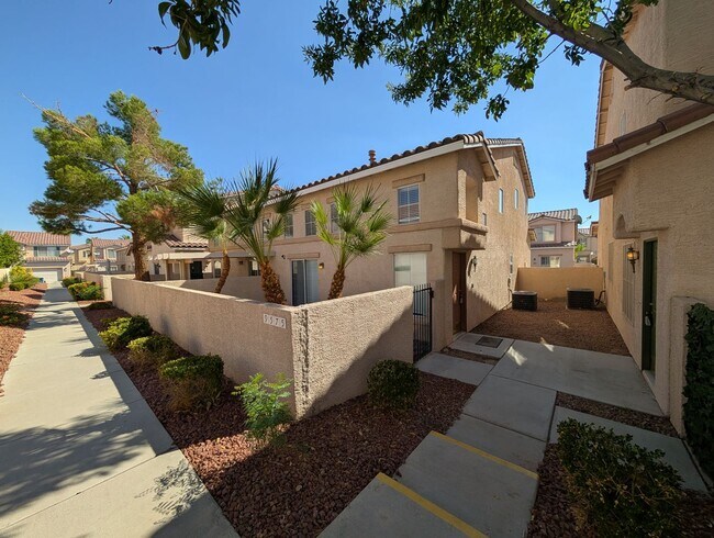 Foto del edificio - 2 bedroom Gated Community on LV BLVD