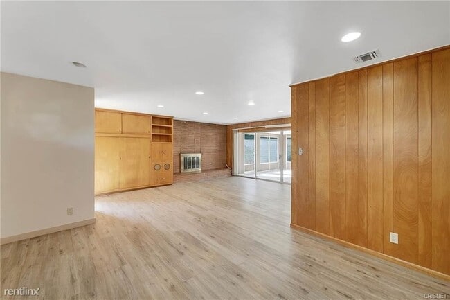 Building Photo - 3 br, 1 bath House - 13845 Archwood St