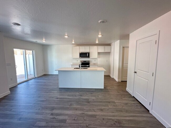 Foto del edificio - End Unit Townhome