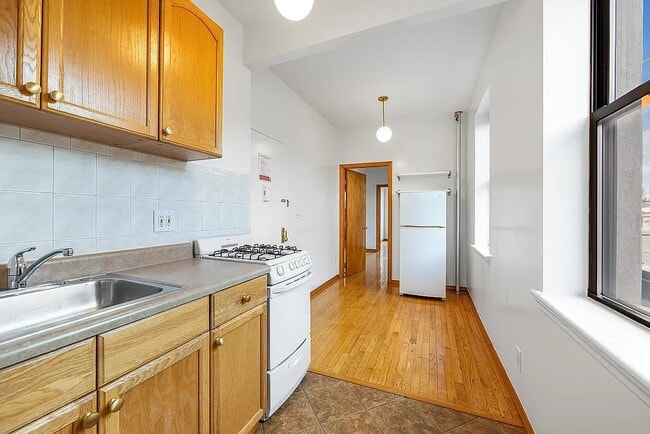 Building Photo - 63 E 7th St