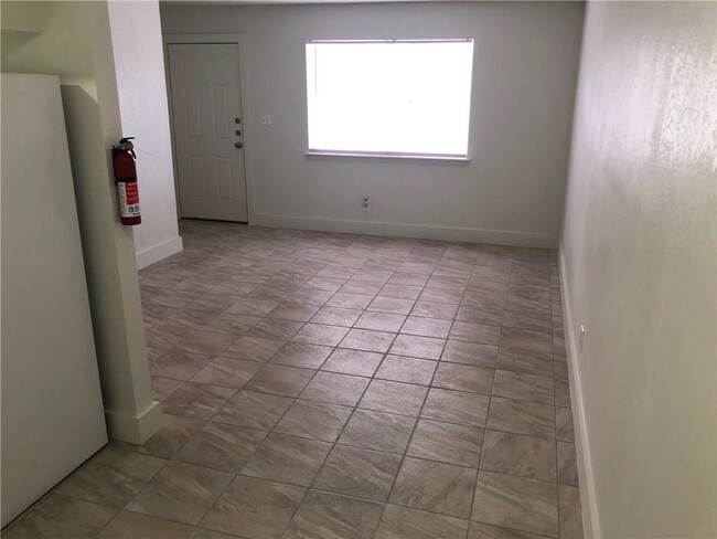 Building Photo - 305 S San Patricio St