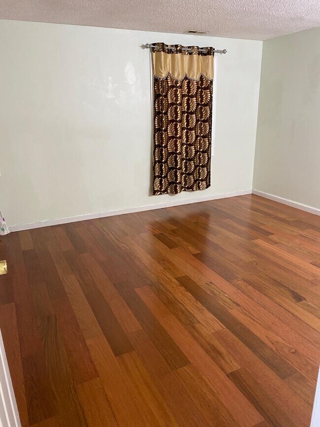 Building Photo - 98 Allen St