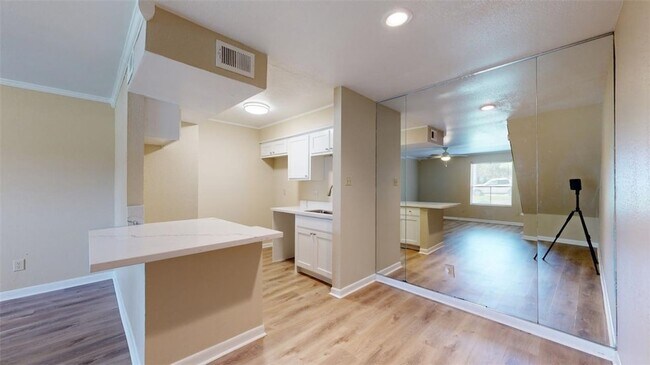 Foto del edificio - 904 University Oaks Blvd