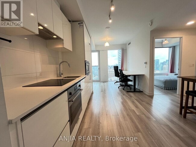 Building Photo - 238 Simcoe St