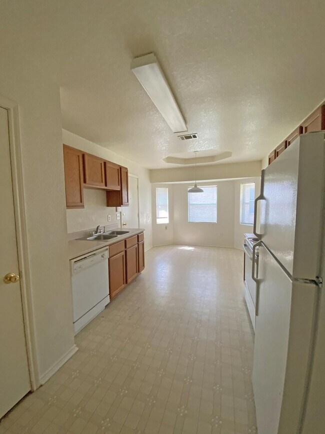 Foto del edificio - AVAILABLE NOW! - 2 WEEKS FREE!