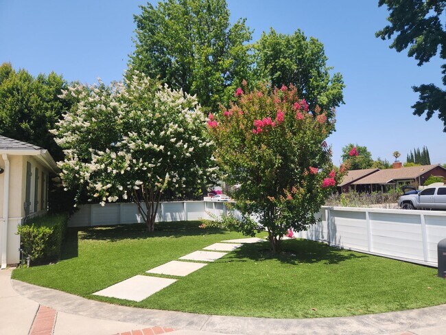 Building Photo - 3bed/2bath 2,033sqft+GARAGE, SOLAR PANELS ...