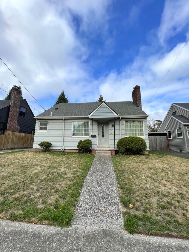 Renovated 3 Bed, 2 Bath House with Large Yard - Renovated 3 Bed, 2 Bath House with Large Yard