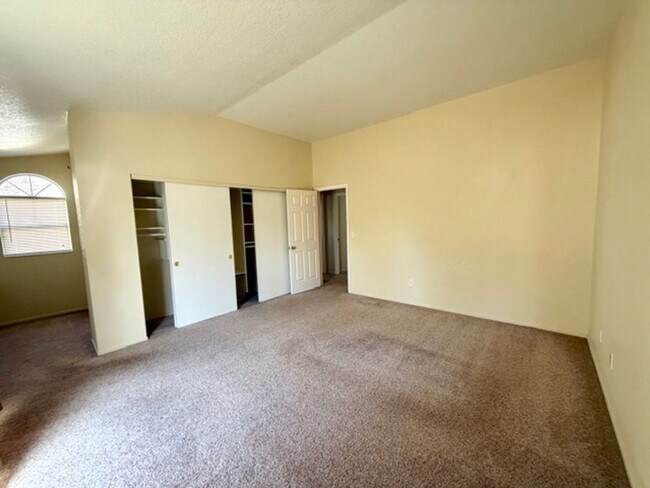 Foto del edificio - 6125 Greenbrook Dr