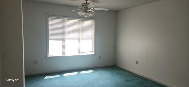 Living/Dining area - 239 Thistle Ln