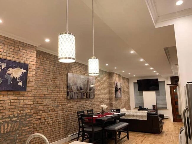 Building Photo - 698 Lexington Ave