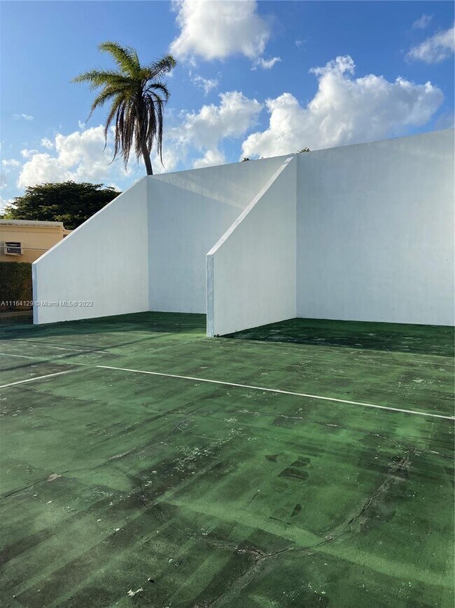 Building Photo - 9363 Fontainebleau Blvd