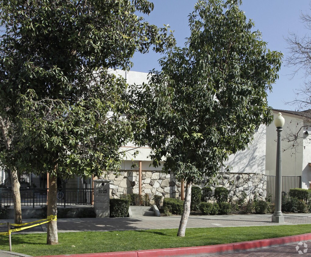 Primary Photo - 1025 S Minnie St