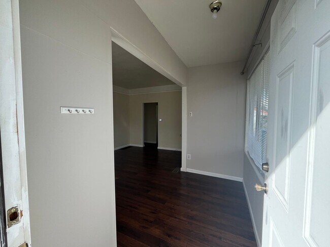 Building Photo - Tukwila 2bed 1bath home for rent - large f...