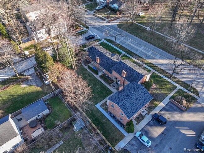 Building Photo - 541-514 E 14 Mile Rd