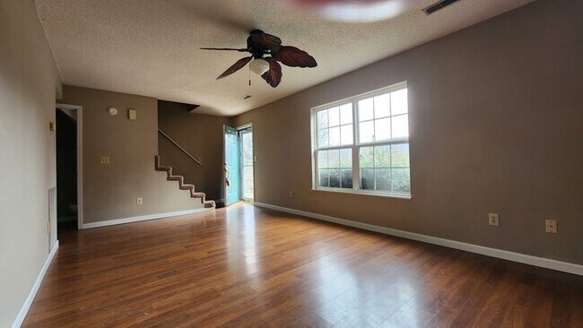Foto del edificio - Condo Now For Rent